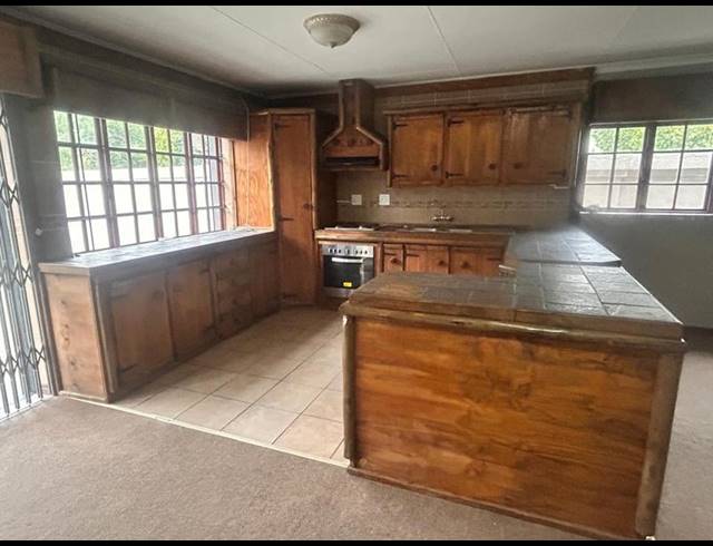 6 BEDROOM APARTMENT FOR SALE IN STANDERTON CENTRAL